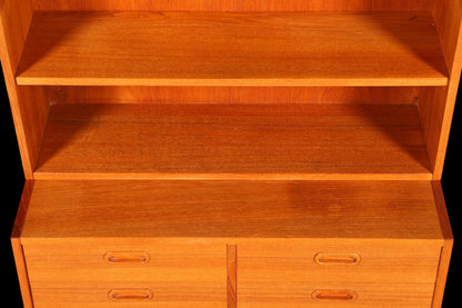 Hauptstadt Möblerei Mid Century Regal aus Holz mit höhenverstellbaren Einlegeböden und Schubladen im Danish Design