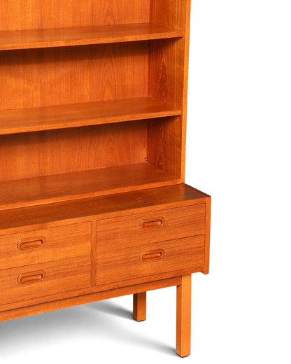 Hauptstadt Möblerei Mid Century Regal aus Holz im dänischen Design mit offenen Fächern und vier Schubladen