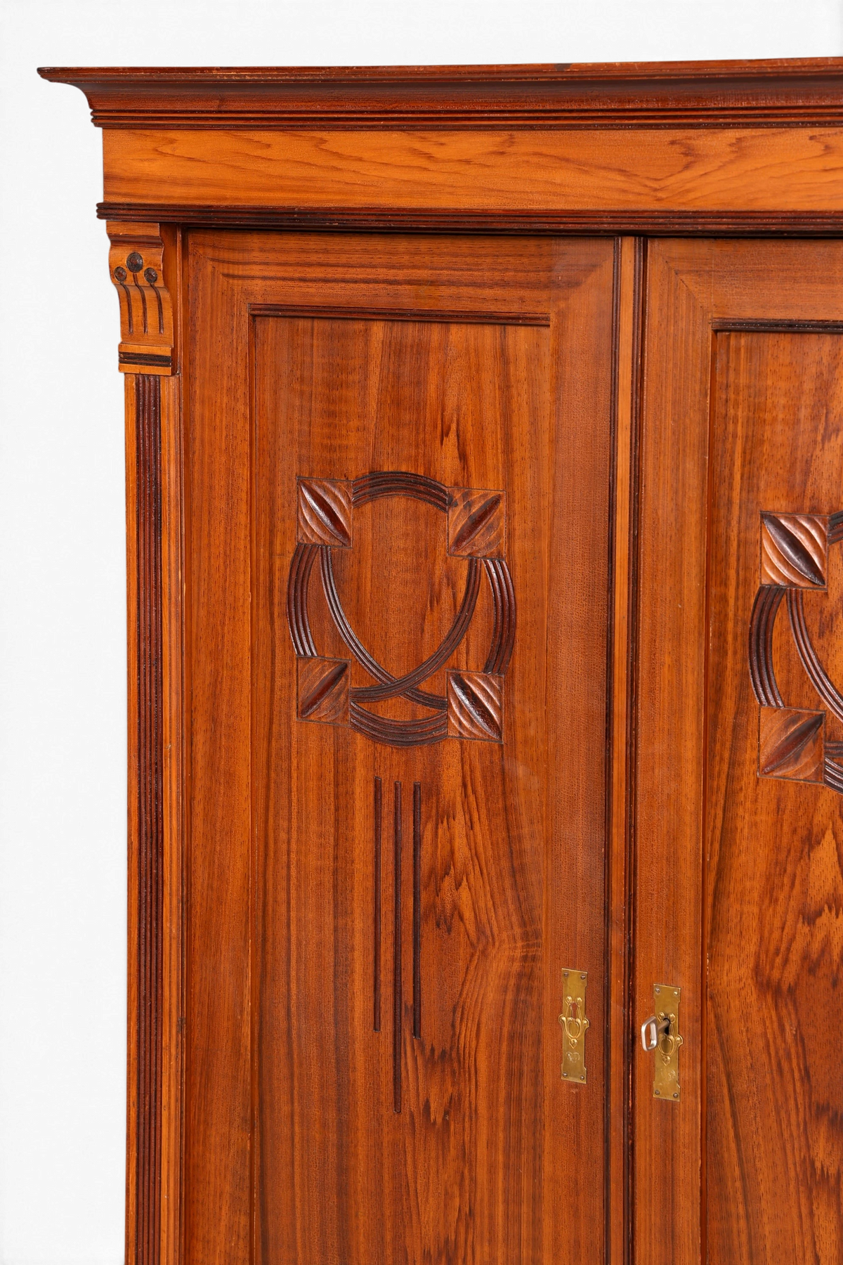 Hauptstadt Möblerei Jugendstil Schrank aus massiver Eiche mit kunstvollen Schnitzereien und antiken Messingbeschlägen
