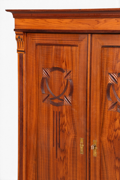 Hauptstadt Möblerei Jugendstil Schrank aus massiver Eiche mit kunstvollen Schnitzereien und antiken Messingbeschlägen