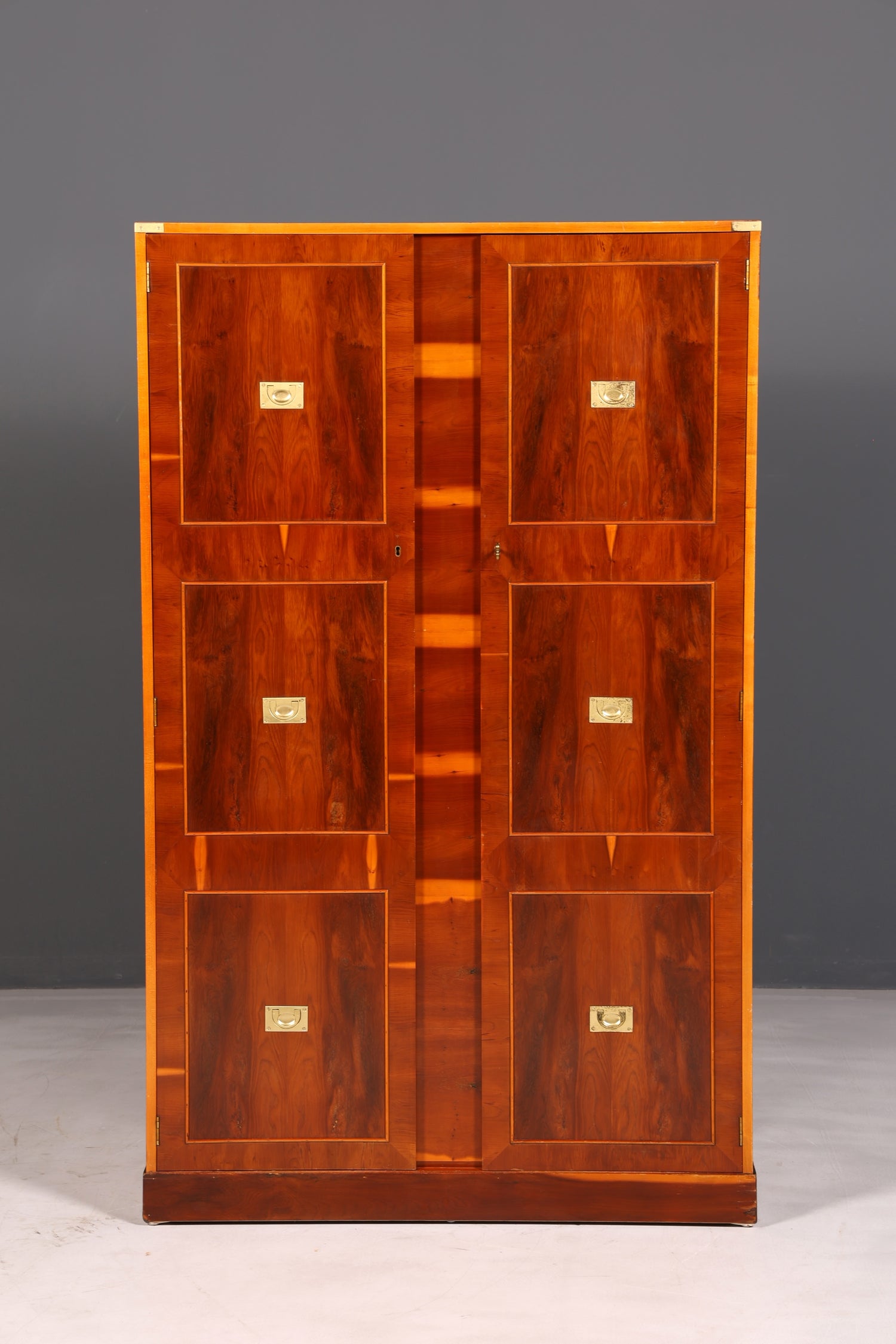 Wunderschöner Maritimer Schrank Military Chest Kleiderschrank Eibe Vertiko Antik Kolonial Dielenschrank