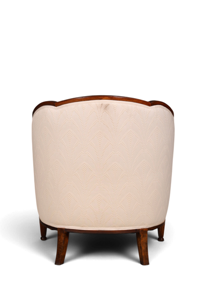 Hauptstadt Möblerei Art Deco Sessel mit heller Polsterung und geschnitztem Holzrahmen, Rückansicht