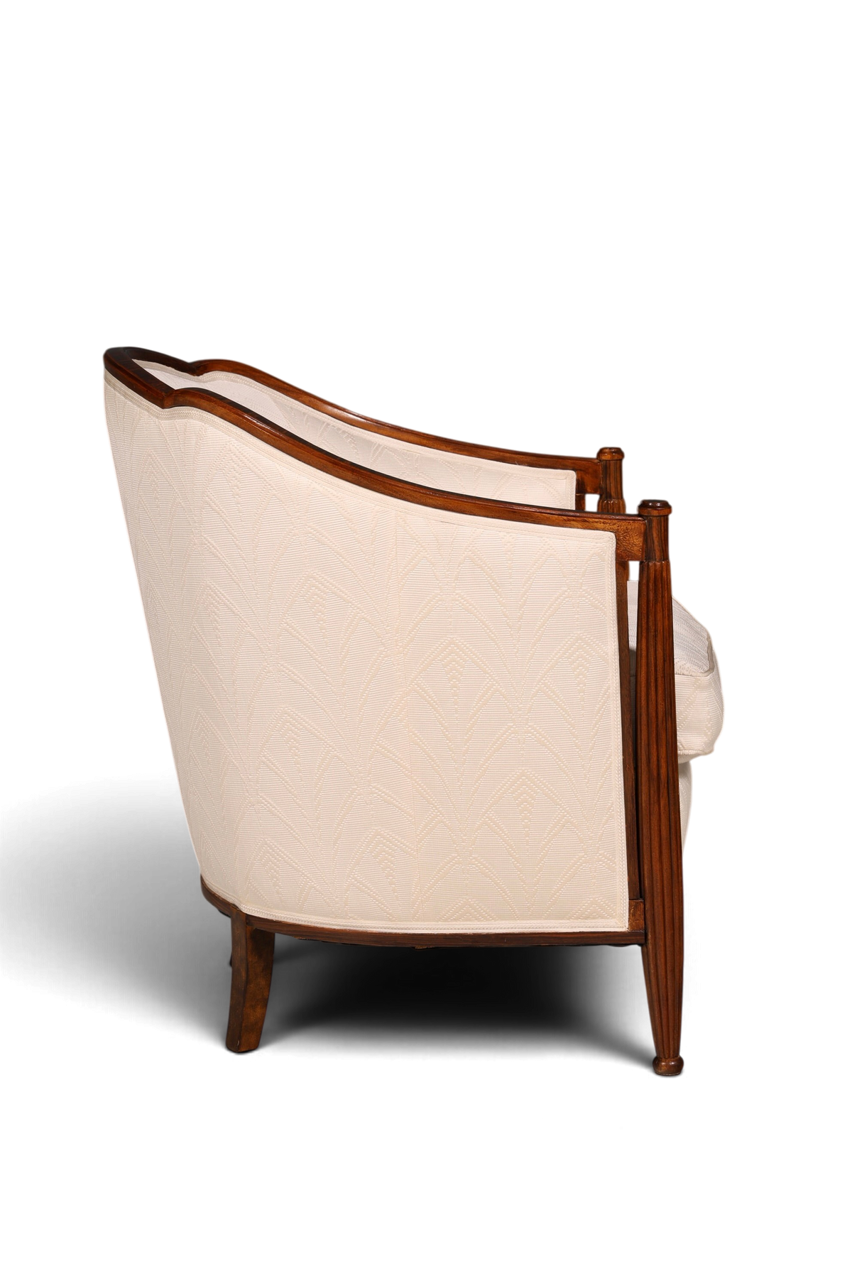 Hauptstadt Möblerei Art Deco Sessel mit hellem Stoffbezug, geschnitztem Holzrahmen und kannelierten Stützen