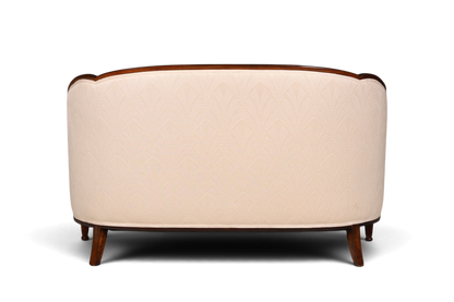Hauptstadt Möblerei Art Deco Sofa mit heller gemusterter Polsterung und geschwungenem Holzrahmen von hinten