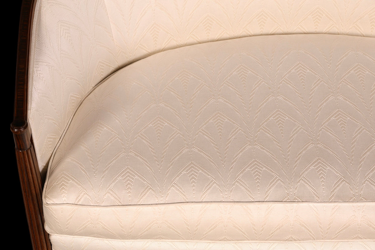 Hauptstadt Möblerei Art Deco Sofa mit beigem Polsterstoff und feinem geometrischem Muster sowie dunklem Holzrahmen