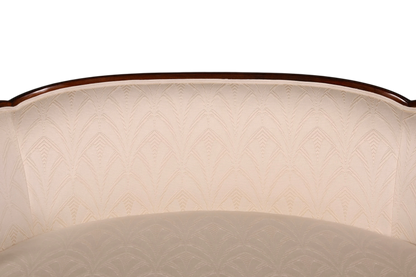 Hauptstadt Möblerei Art Deco Sofa mit heller, gemusterter Polsterung und geschwungenem Holzrahmen