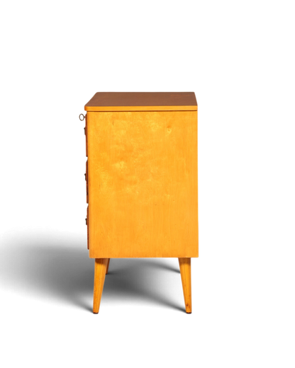 Hauptstadt Möblerei Mid Century Kommode aus massivem Holz in Seitenansicht mit konischen Beinen im 60er Jahre Stil