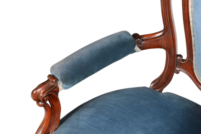 Hauptstadt Möblerei Louis Philippe Armlehnsessel mit blauem Samtbezug und geschwungenen Holzarmlehnen im Biedermeier-Stil