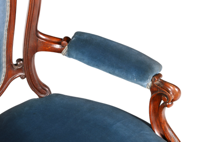 Hauptstadt Möblerei Louis Philippe Armlehnsessel mit blauem Samtbezug und geschwungenen Holzarmlehnen im Biedermeier-Stil