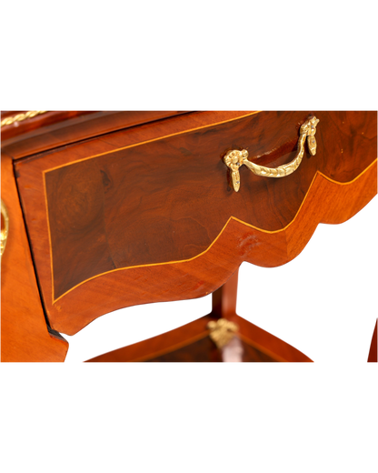 Hauptstadt Möblerei Louis XV Beistelltisch aus Holz mit Intarsien, Messinggriff und geschwungener Front