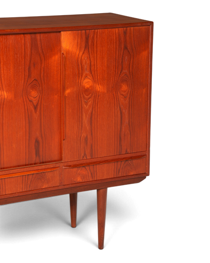 Hauptstadt Möblerei Mid Century Highboard aus massivem Holz im dänischen Design mit schöner Maserung