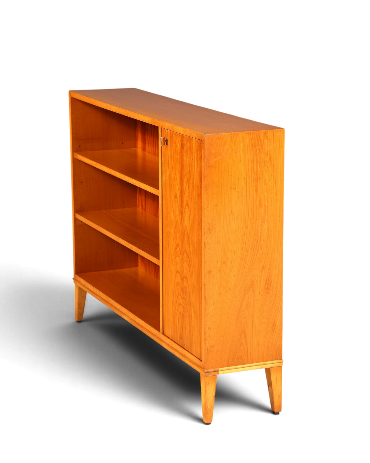 Hauptstadt Möblerei Mid Century Sideboard aus massivem Holz im skandinavischen Design mit offenen Regalfächern