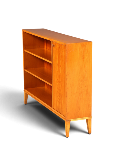 Hauptstadt Möblerei Mid Century Sideboard aus massivem Holz im skandinavischen Design mit offenen Regalfächern
