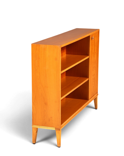 Hauptstadt Möblerei Mid Century Sideboard aus massivem Holz im skandinavischen Stil mit offenen Regalfächern