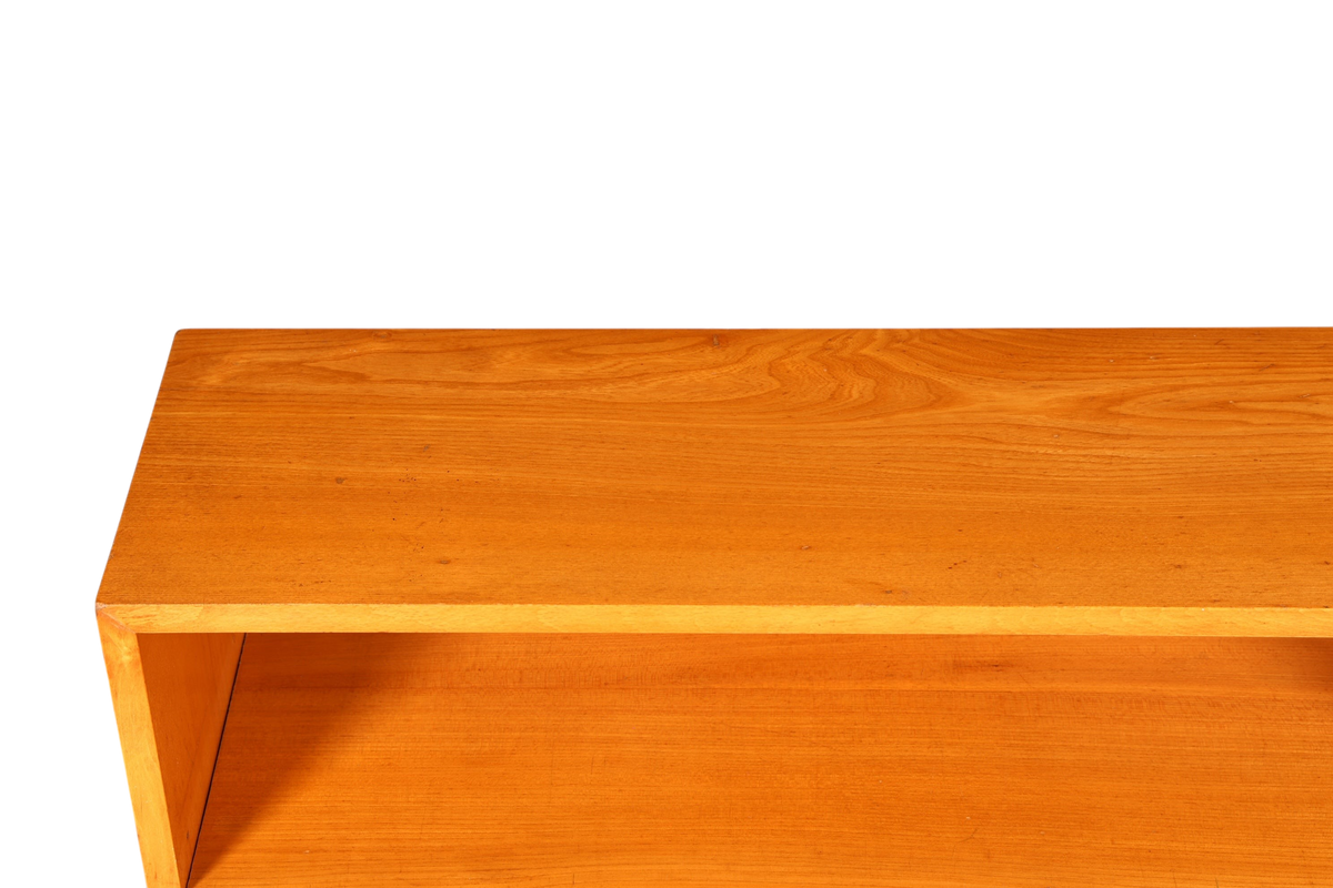 Hauptstadt Möblerei Mid Century Sideboard aus massivem Holz mit sichtbarer Maserung im skandinavischen Retro-Stil