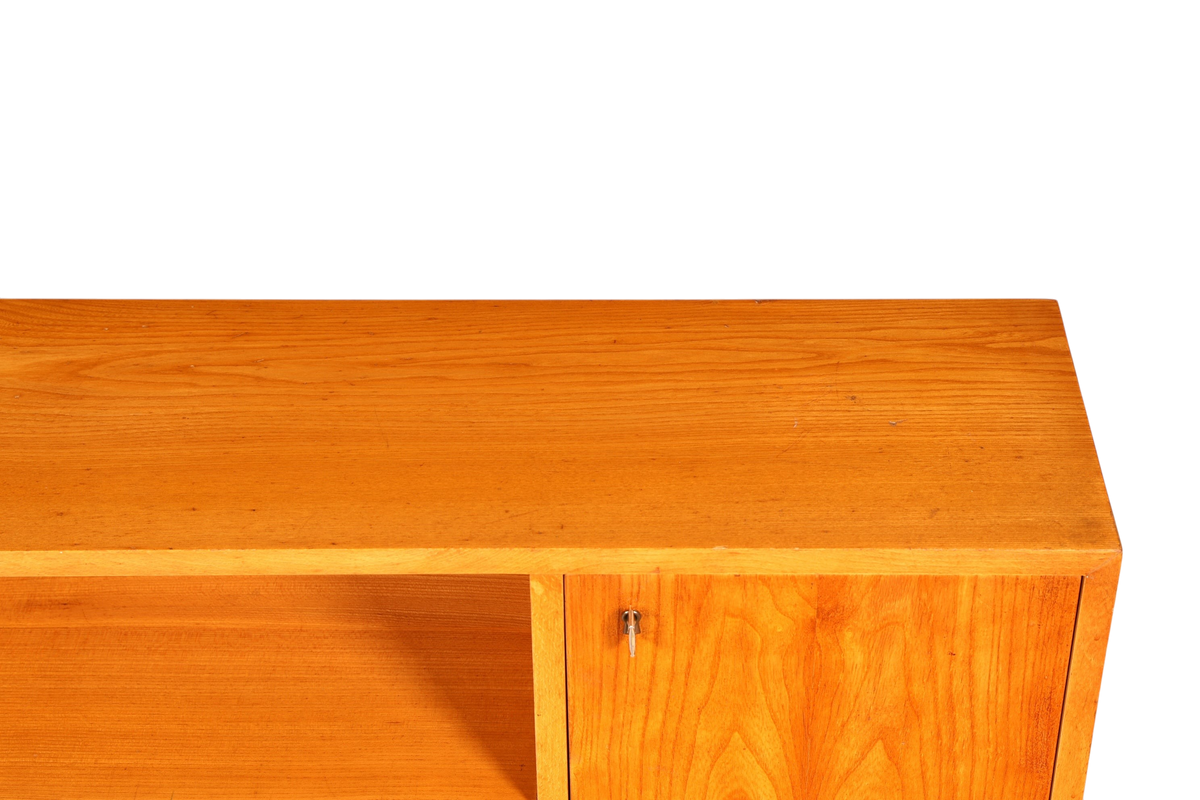 Hauptstadt Möblerei Mid Century Sideboard aus massivem Holz mit sichtbarer Maserung und Vintage Design