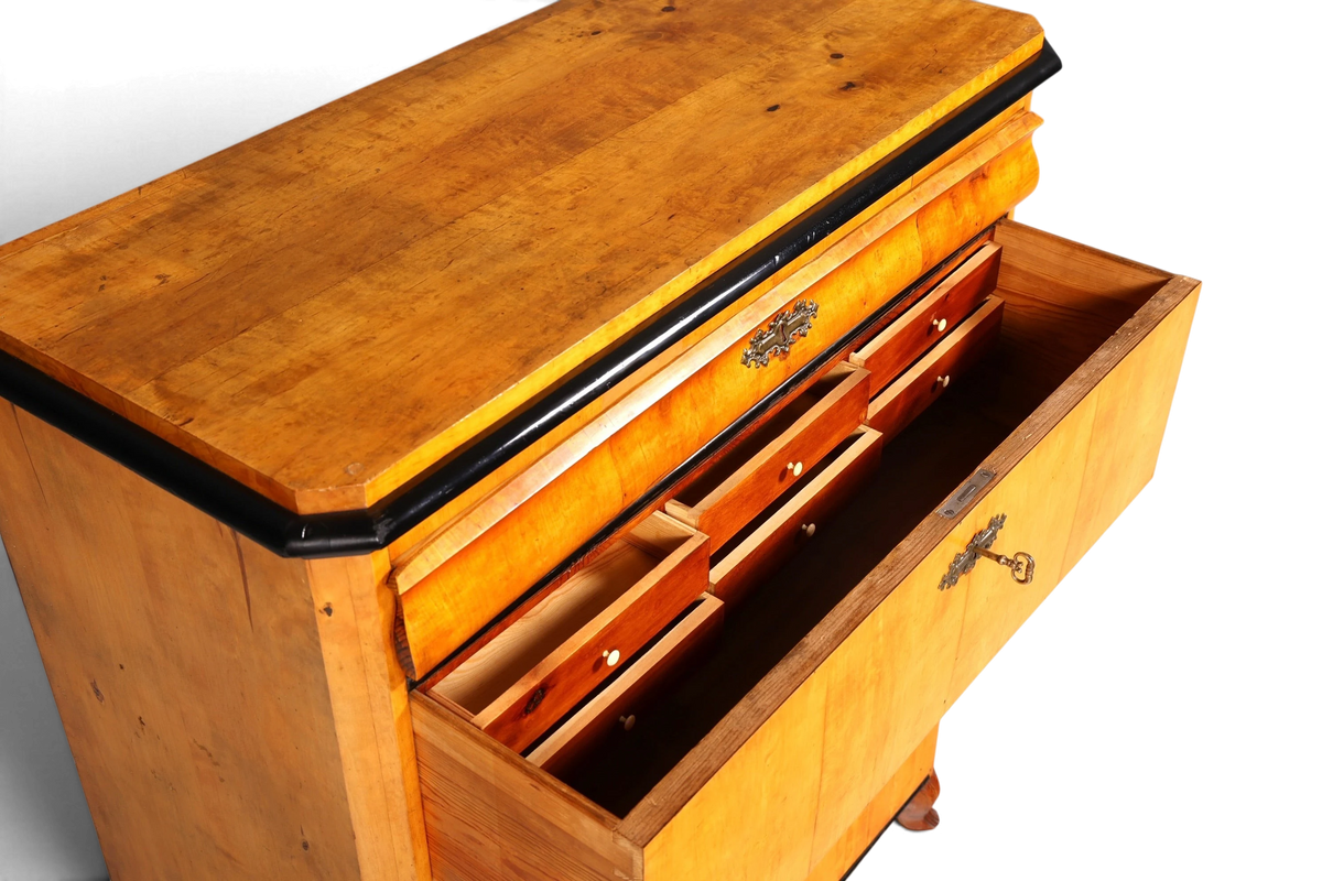 Hauptstadt Möblerei Biedermeier Kommode aus massivem Birkenholz mit Schubladen und Schlüssel um 1850