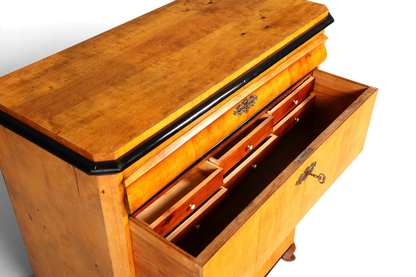 Hauptstadt Möblerei Biedermeier Kommode aus massivem Birkenholz mit Schubladen und Schlüssel um 1850