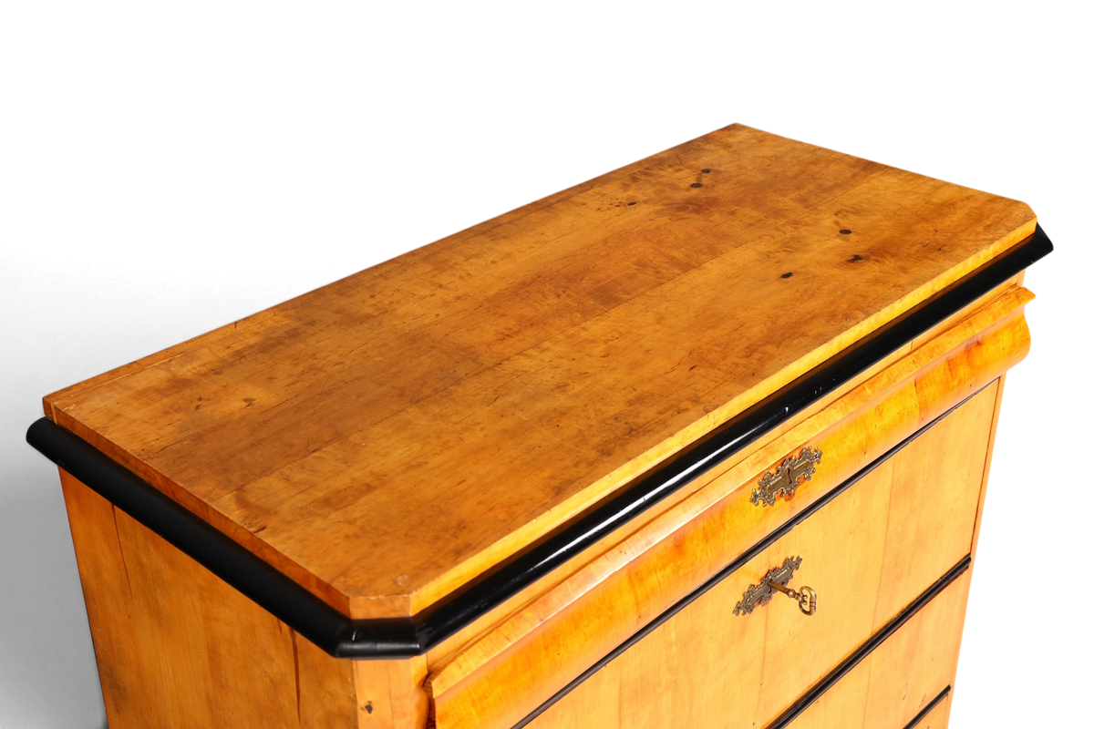 Hauptstadt Möblerei Biedermeier Kommode aus honigfarbenem Birkenholz mit ebonisierten Details und antikem Schlüssel