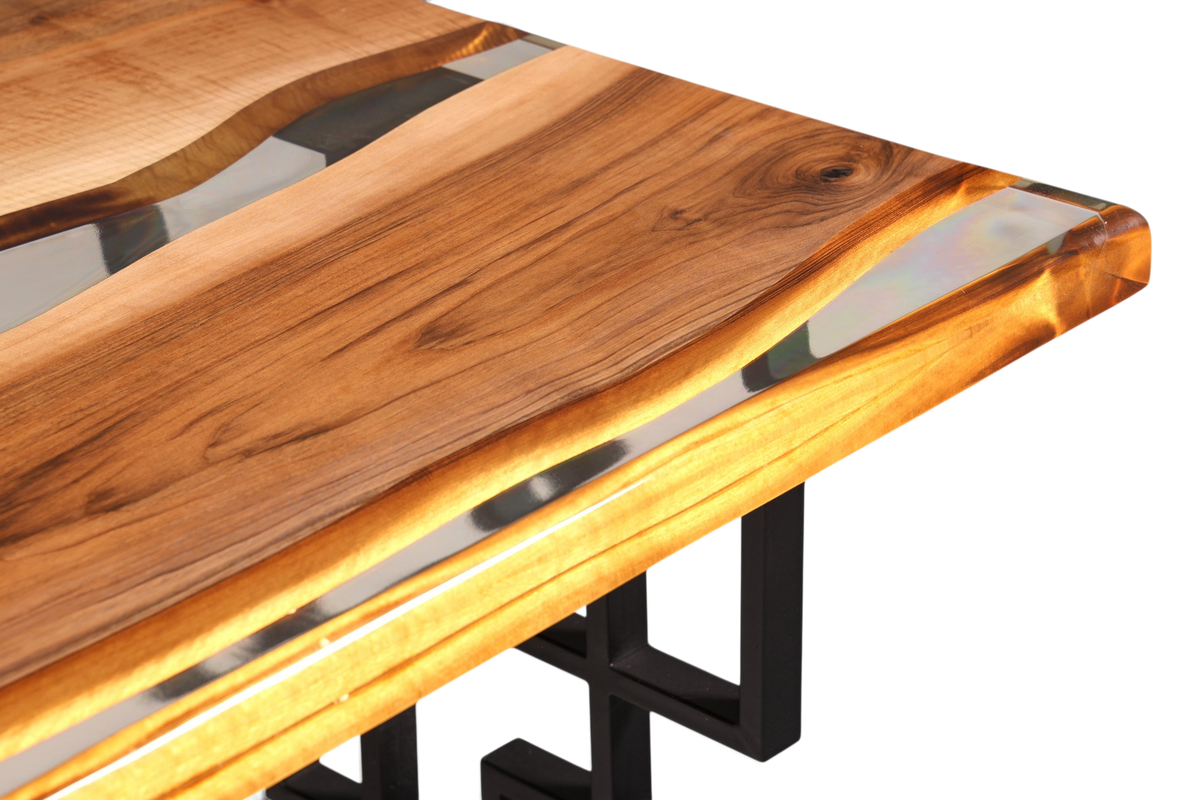 Hauptstadt Möblerei Esstisch aus massivem Nussbaumholz mit klarem Epoxidharz River Table Design und schwarzem Gestell