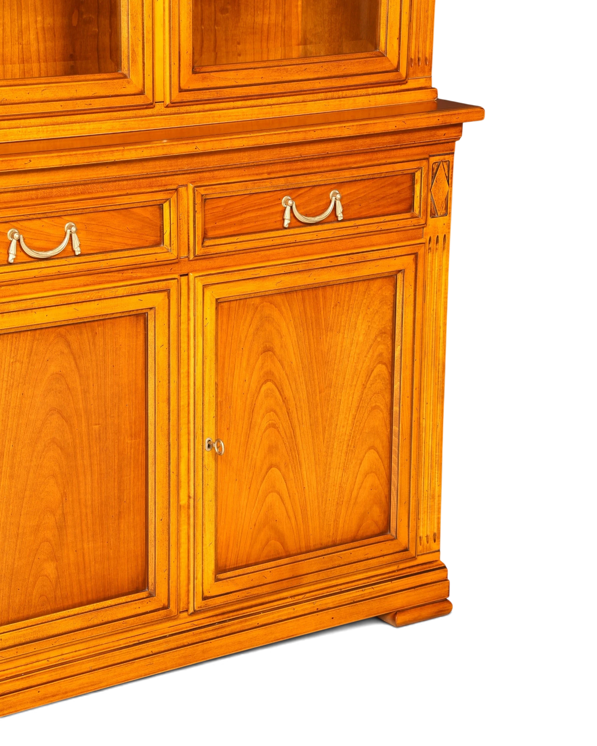 Hauptstadt Möblerei Selva Vitrine Villa Borghese aus massivem Holz mit antiken Details und Schubladen