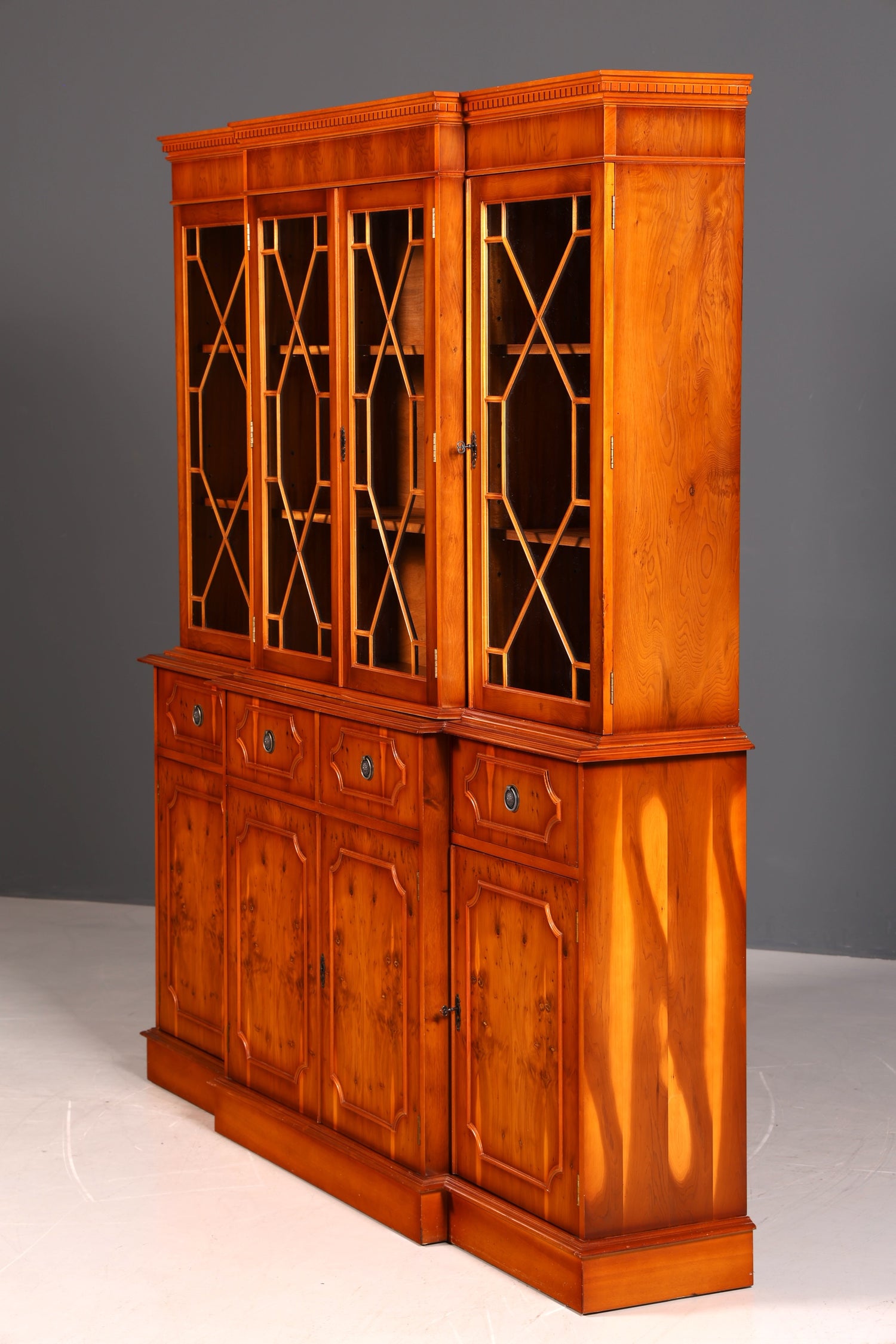 G387 Finish Wunderschöne Englische Vitrine Bücherschrank Buffet Antik Stil Englisch Eibe Glasvitrine Bibliothek (Kopie)