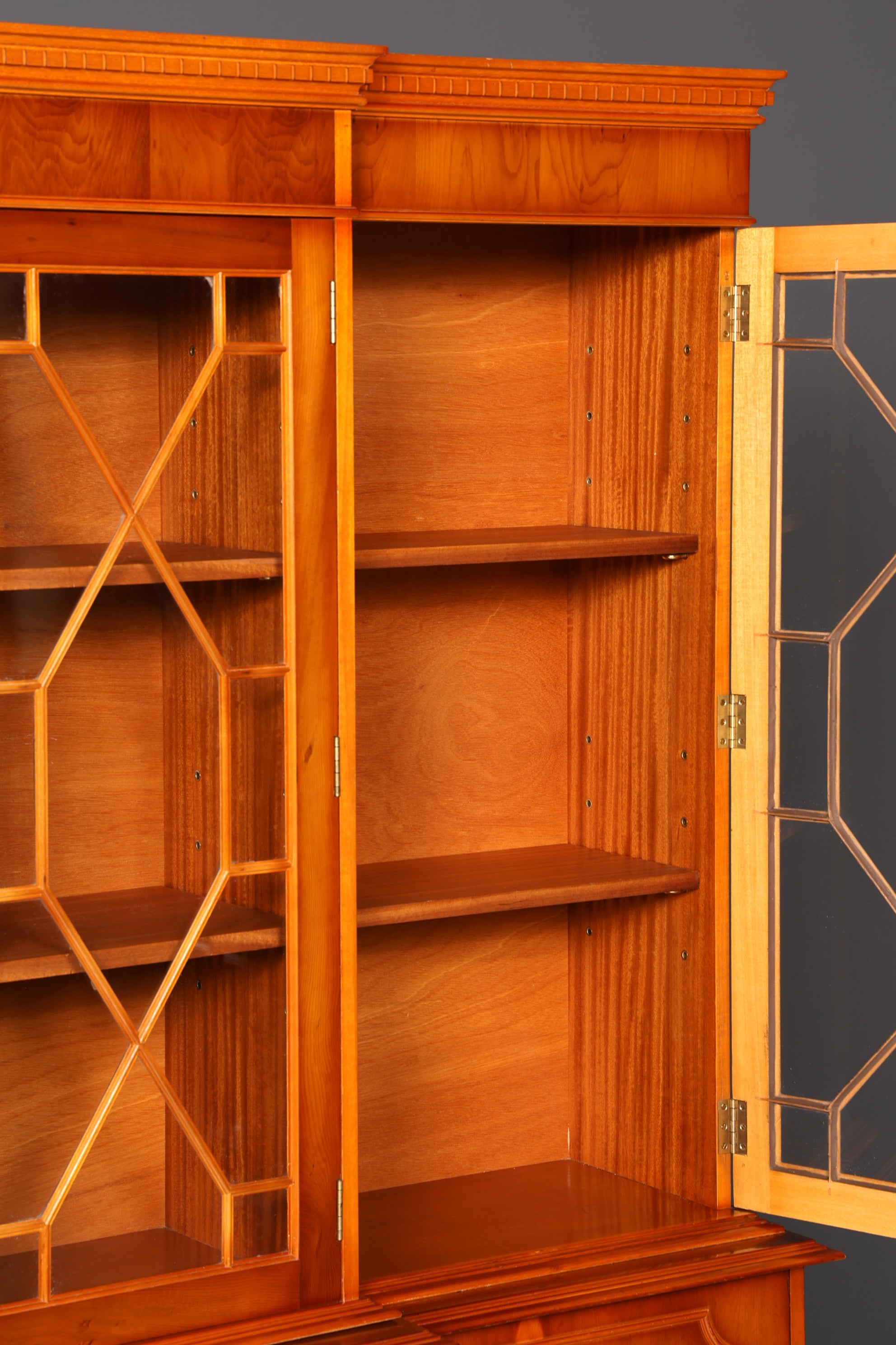 G387 Finish Wunderschöne Englische Vitrine Bücherschrank Buffet Antik Stil Englisch Eibe Glasvitrine Bibliothek (Kopie)