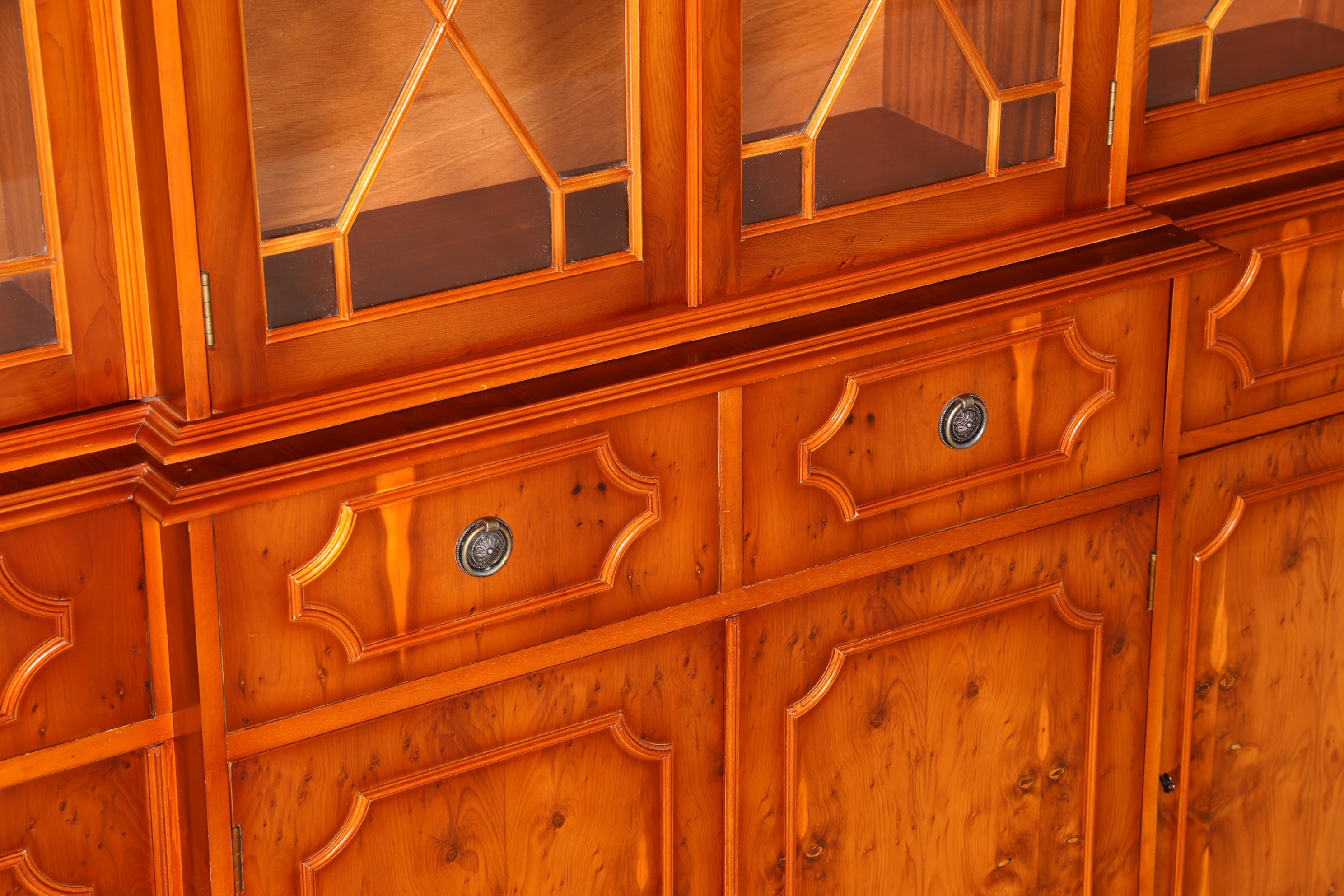 G387 Finish Wunderschöne Englische Vitrine Bücherschrank Buffet Antik Stil Englisch Eibe Glasvitrine Bibliothek (Kopie)