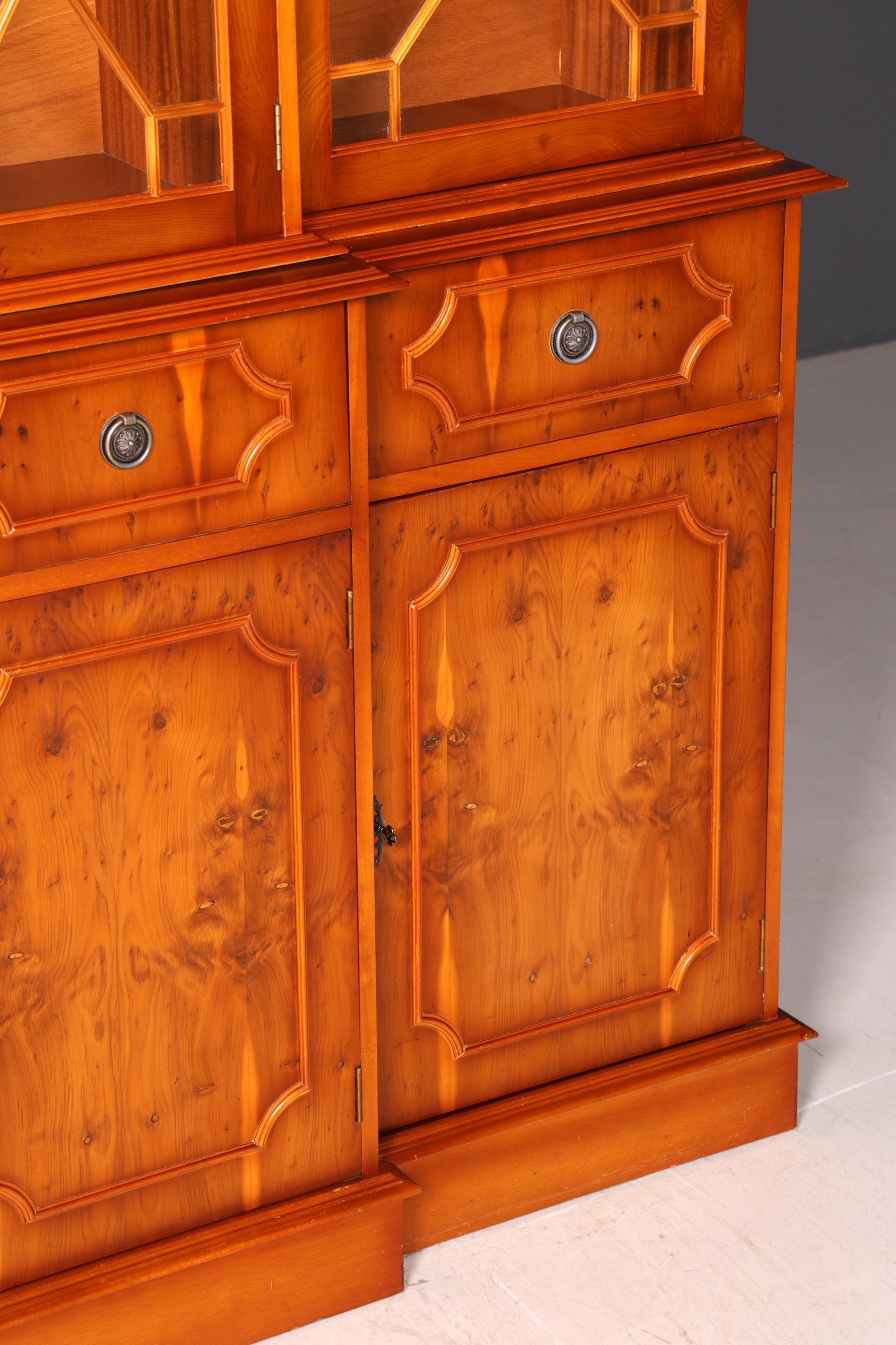 G387 Finish Wunderschöne Englische Vitrine Bücherschrank Buffet Antik Stil Englisch Eibe Glasvitrine Bibliothek (Kopie)