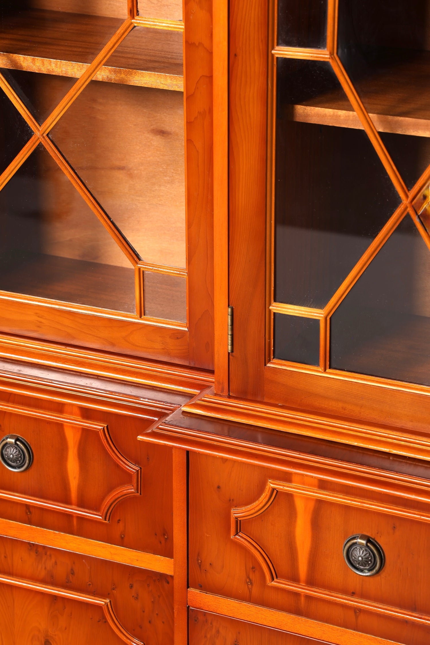 G387 Finish Wunderschöne Englische Vitrine Bücherschrank Buffet Antik Stil Englisch Eibe Glasvitrine Bibliothek (Kopie)