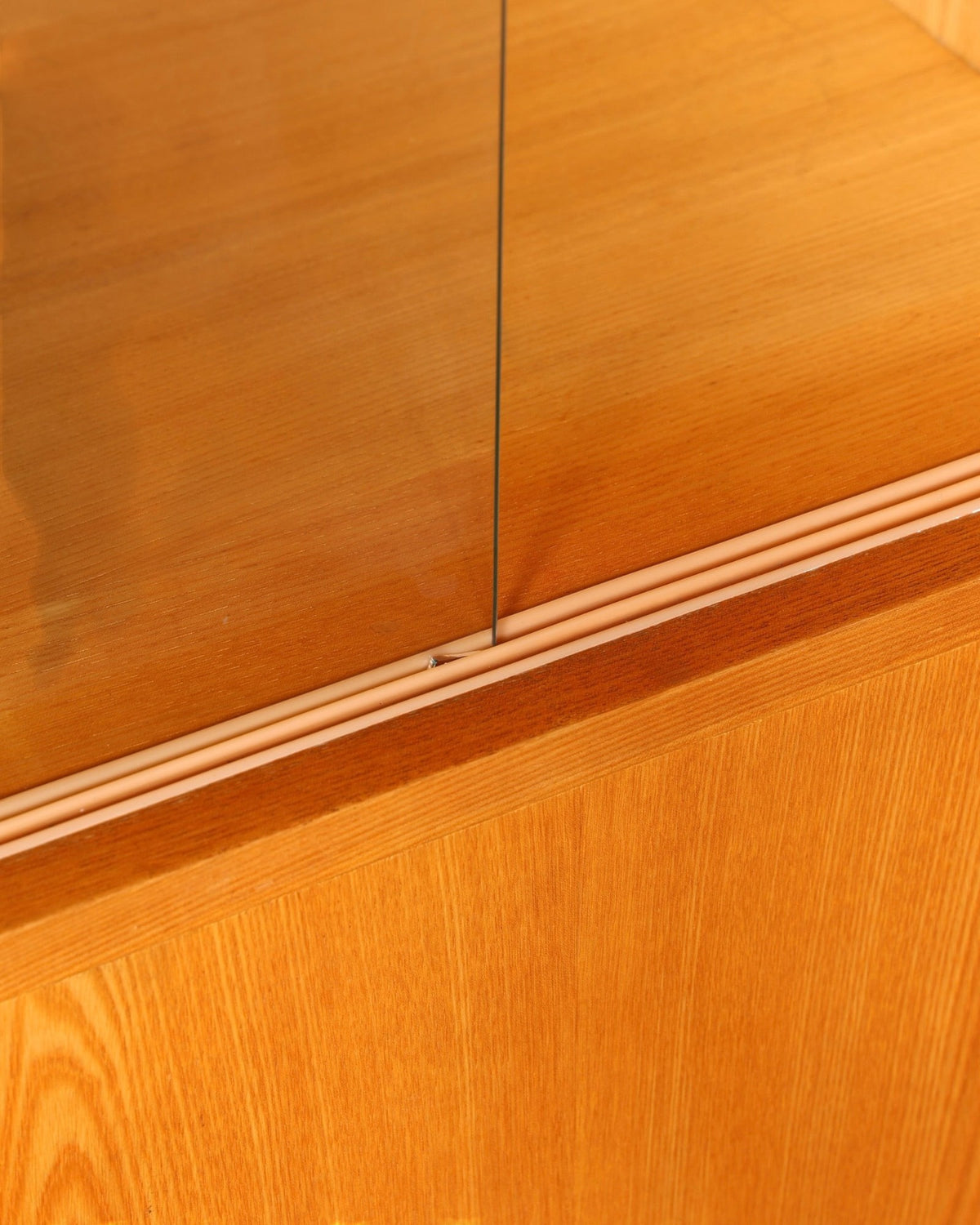 Hauptstadt Möblerei Hellerau Vitrine Modell 602 von Franz Ehrlich mit Holzmaserung und Glasschiebetüren