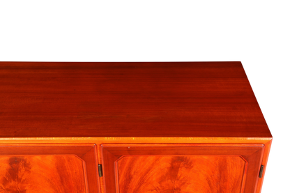 Hauptstadt Möblerei Mid Century Highboard aus massivem Holz mit glatter Oberfläche und eleganter Maserung