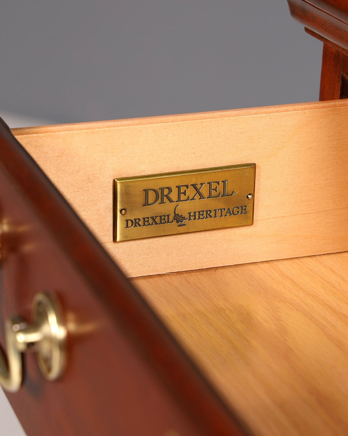 Hauptstadt Möblerei Drexel Heritage Messingplakette in einer hochwertigen Holzschublade einer antiken Kommode
