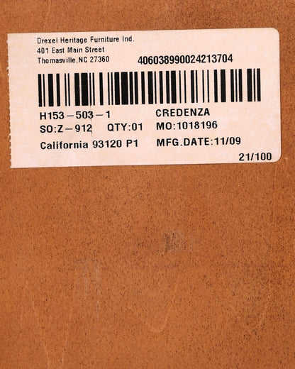 Hauptstadt Möblerei Drexel Heritage Produktetikett mit Barcode und Informationen zur Kommode auf Holzoberfläche