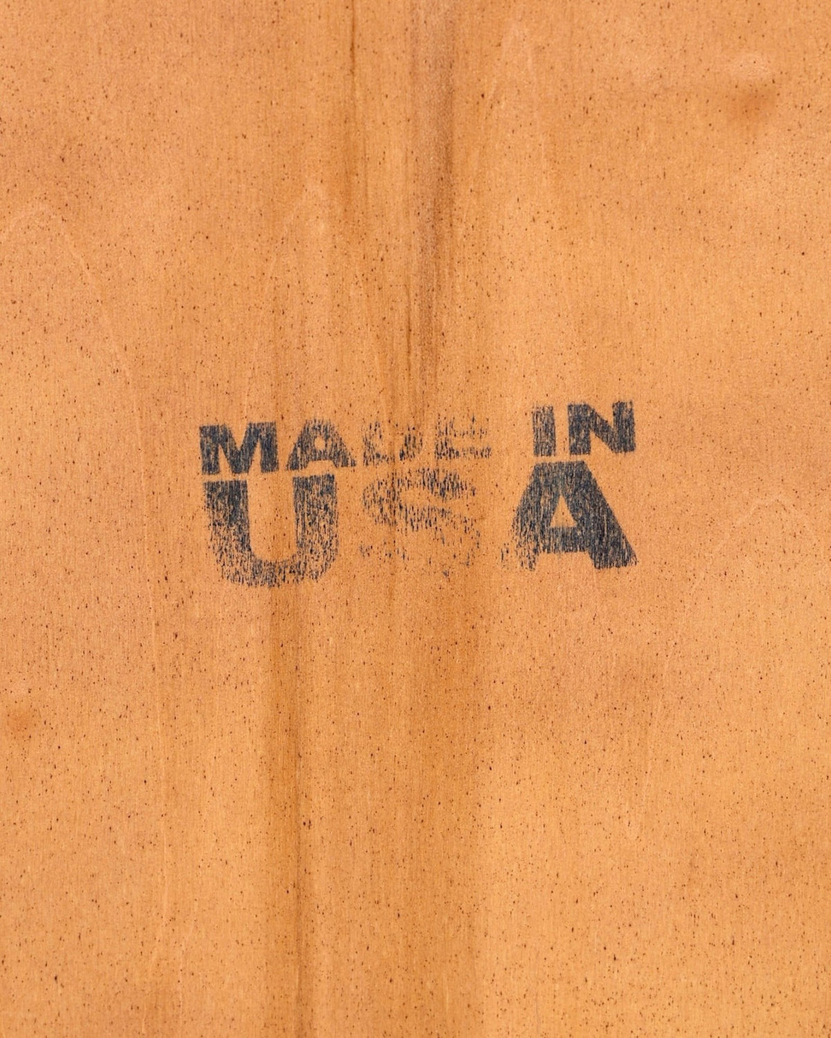 Hauptstadt Möblerei Drexel Heritage Kommode mit Made in USA Stempel auf hellem Holz