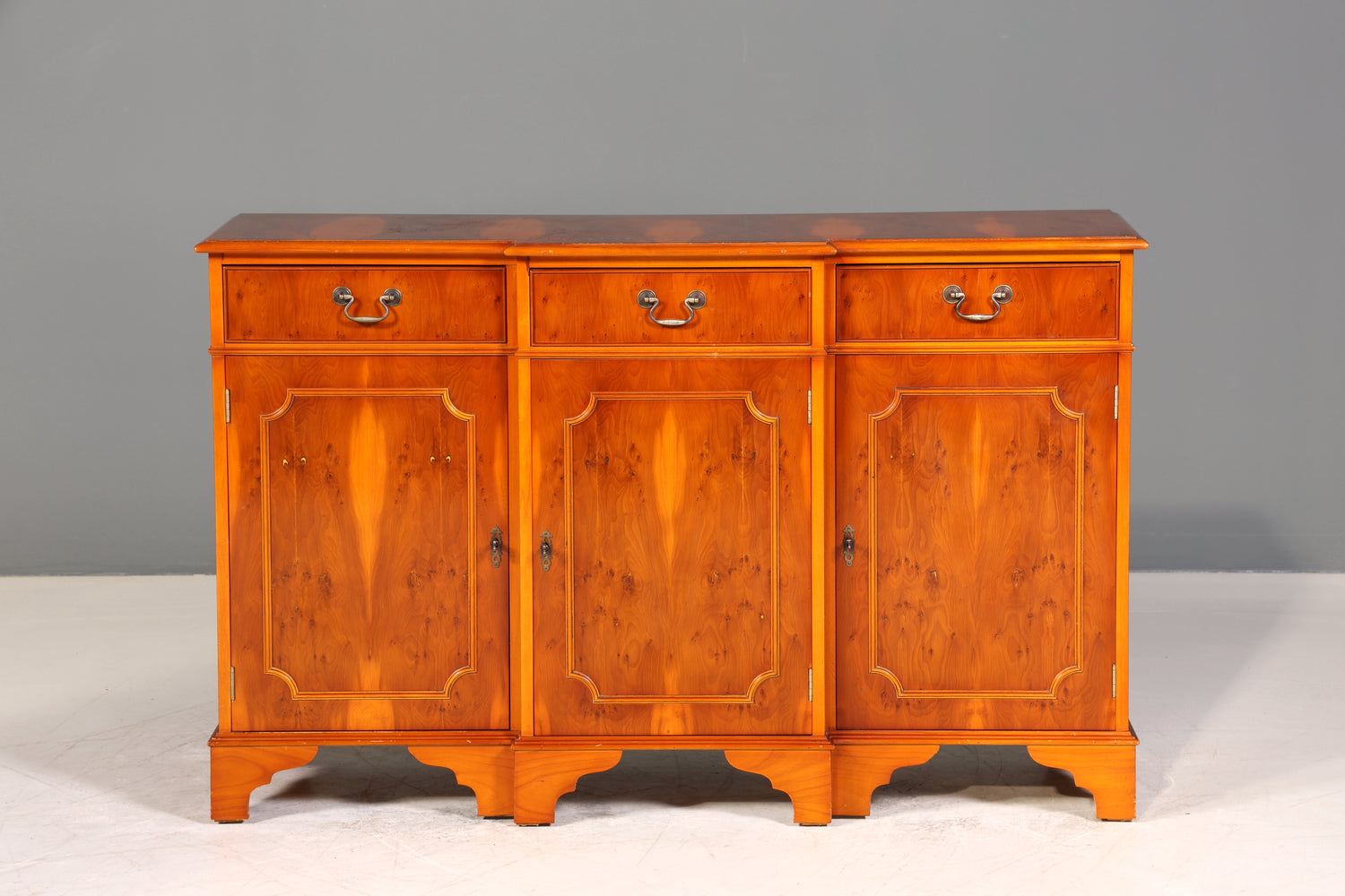 Wunderschönes Englisches Sideboard Eibe Schrank Antik 60s Buffetschrank Kommode