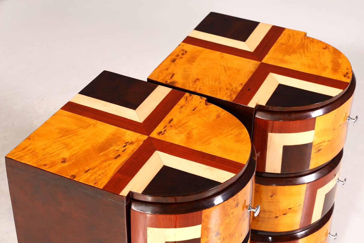 Zwei Wunderschöne Art Deco Stil Kommoden - Einzigartige Möbelstücke für jeden Raum