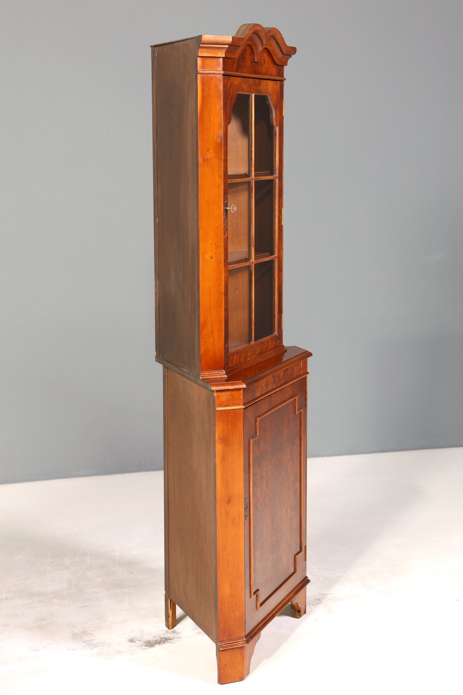 Wunderschöne Englische Eckvitrine Antik 60s Schrank Eckschrank Glasvitrine Vitrine