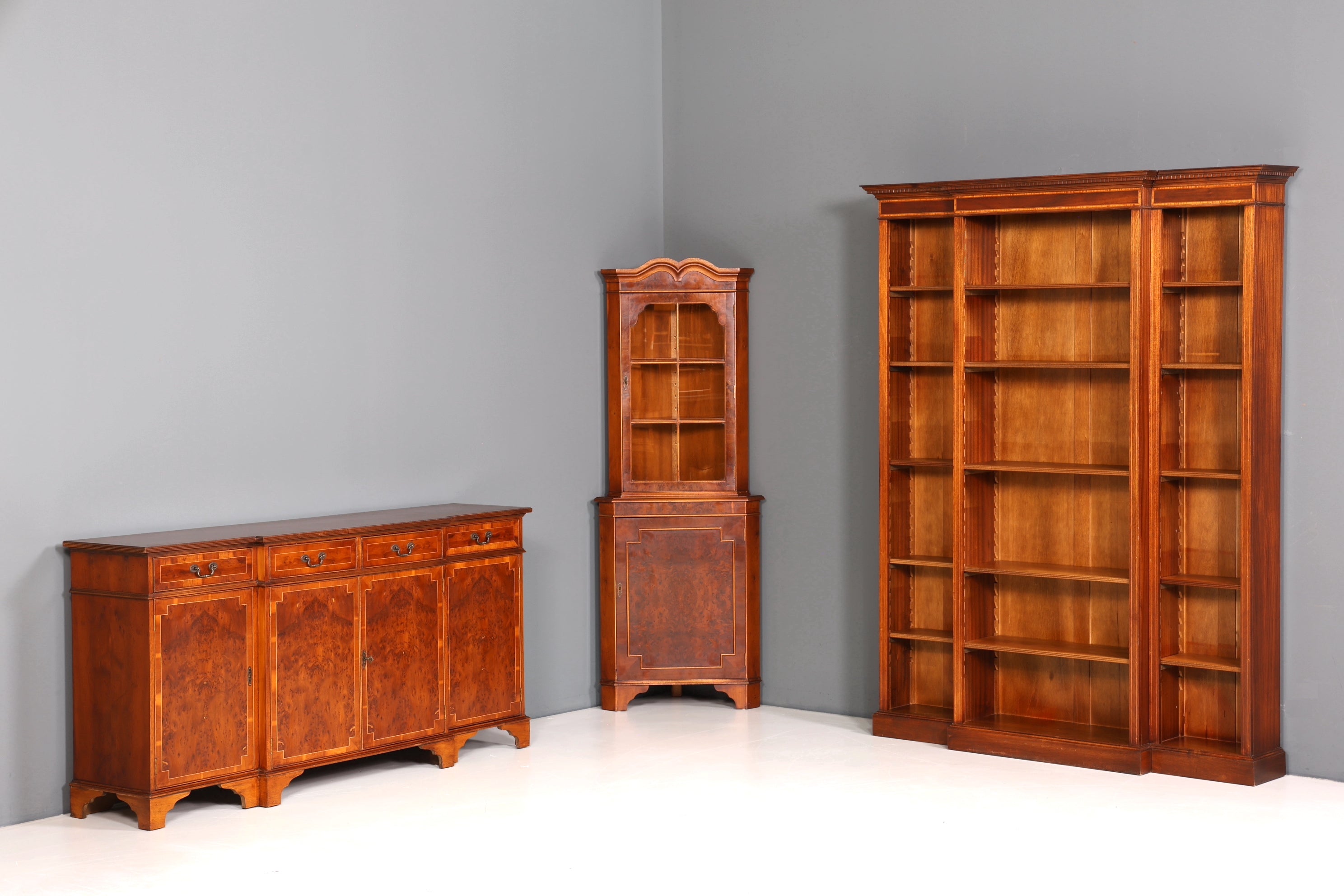 Wunderschöne Englische Eckvitrine Antik 60s Schrank Eckschrank Glasvitrine Vitrine