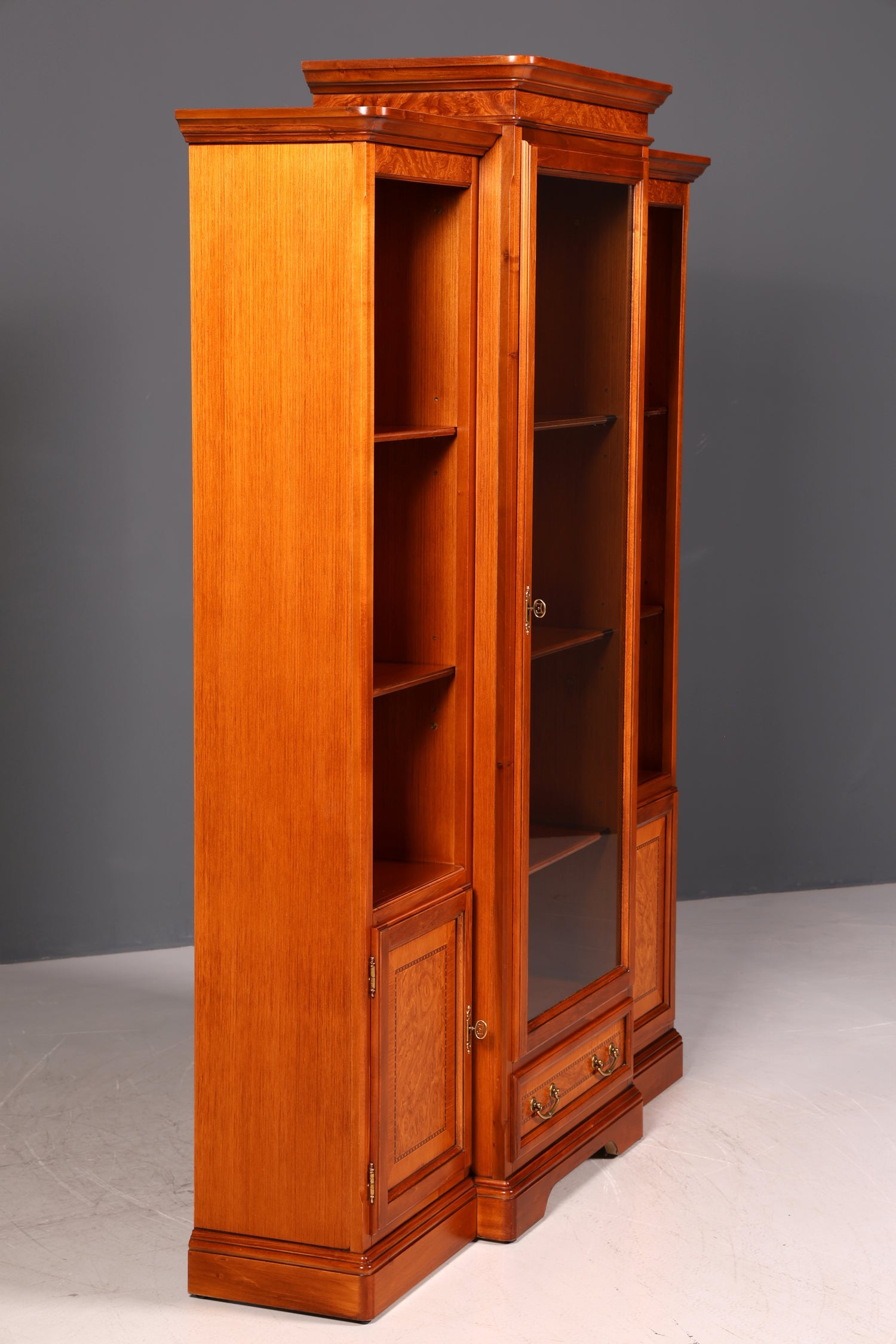 Wunderschöne Englische Vitrine Eibe Bücherschrank Buffet Antik Stil Glasvitrine Bibliothek