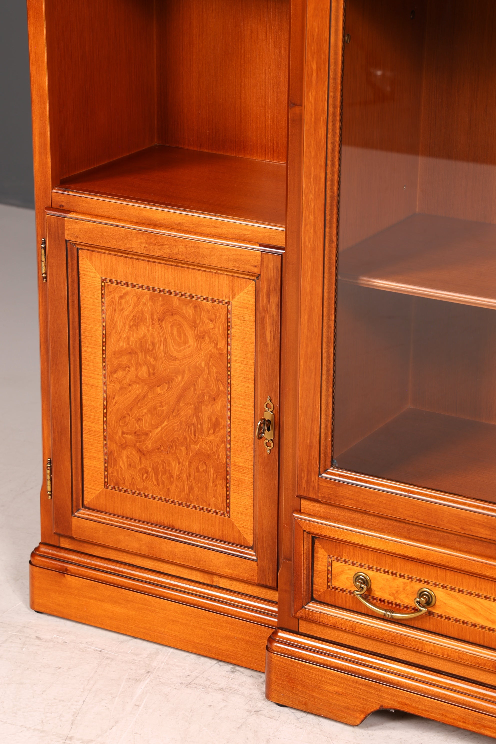 Wunderschöne Englische Vitrine Eibe Bücherschrank Buffet Antik Stil Glasvitrine Bibliothek
