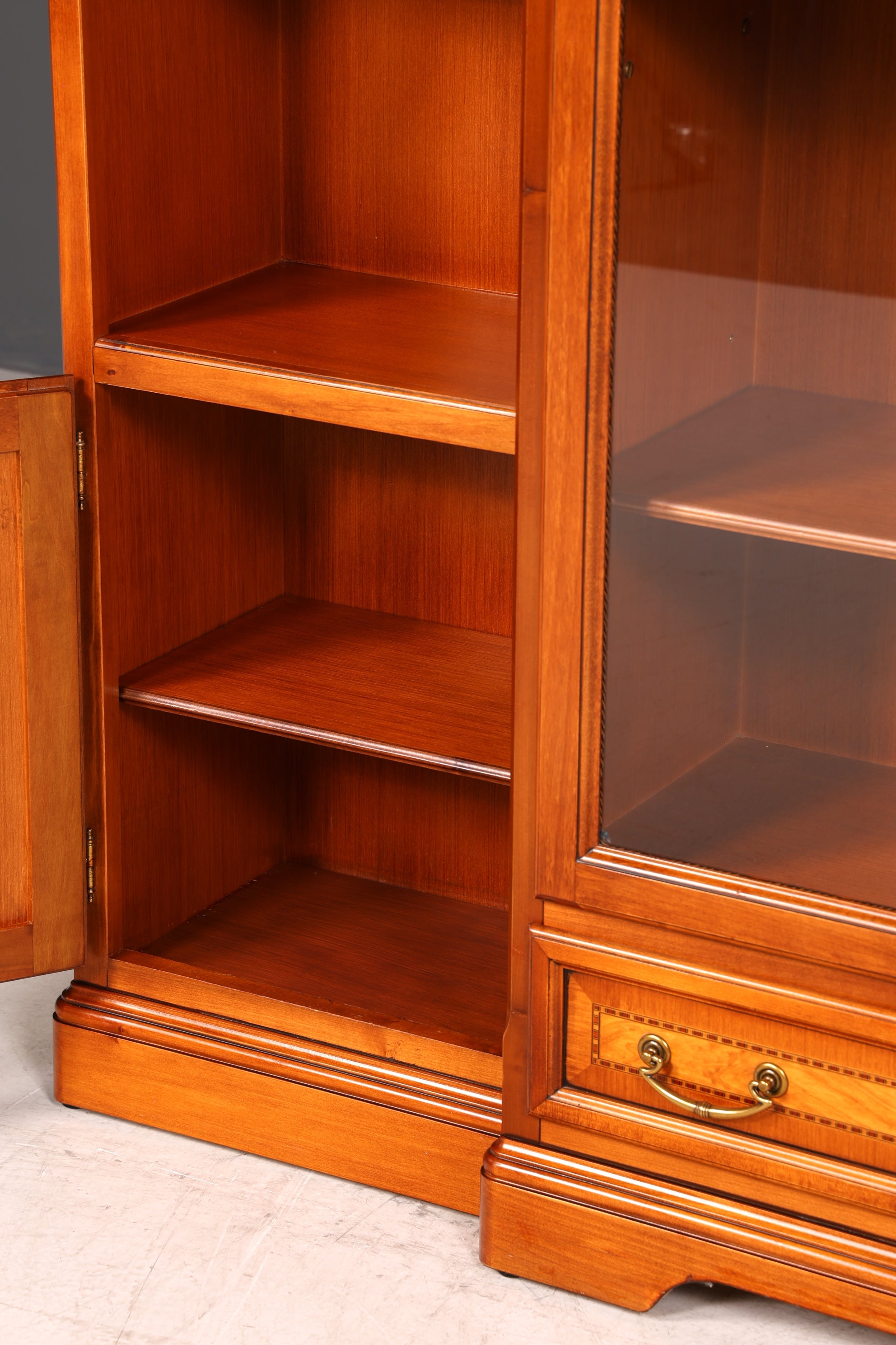 Wunderschöne Englische Vitrine Eibe Bücherschrank Buffet Antik Stil Glasvitrine Bibliothek