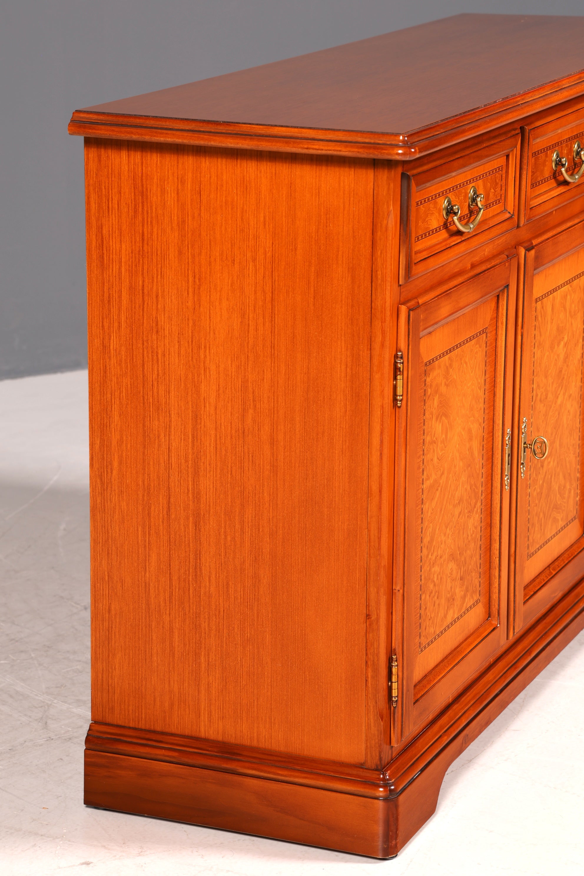 G441 Finish Wunderschönes Englisches Sideboard Eibe Schrank Antik Stil Buffetschrank Kommode (Kopie)