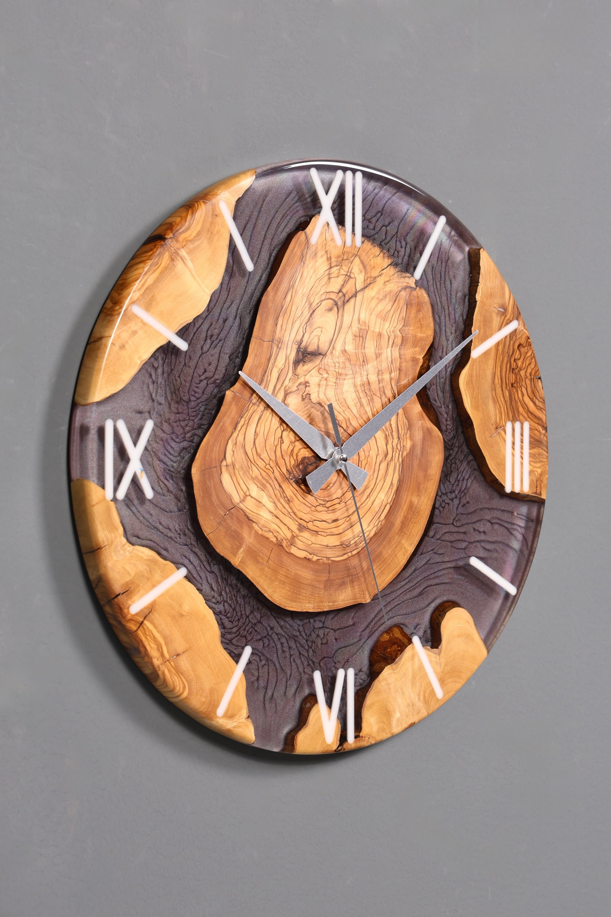 Stilvolle Handgefertigte Epoxidharz Wanduhr Olivenbaum Uhr grau Epoxy Analog Uhr