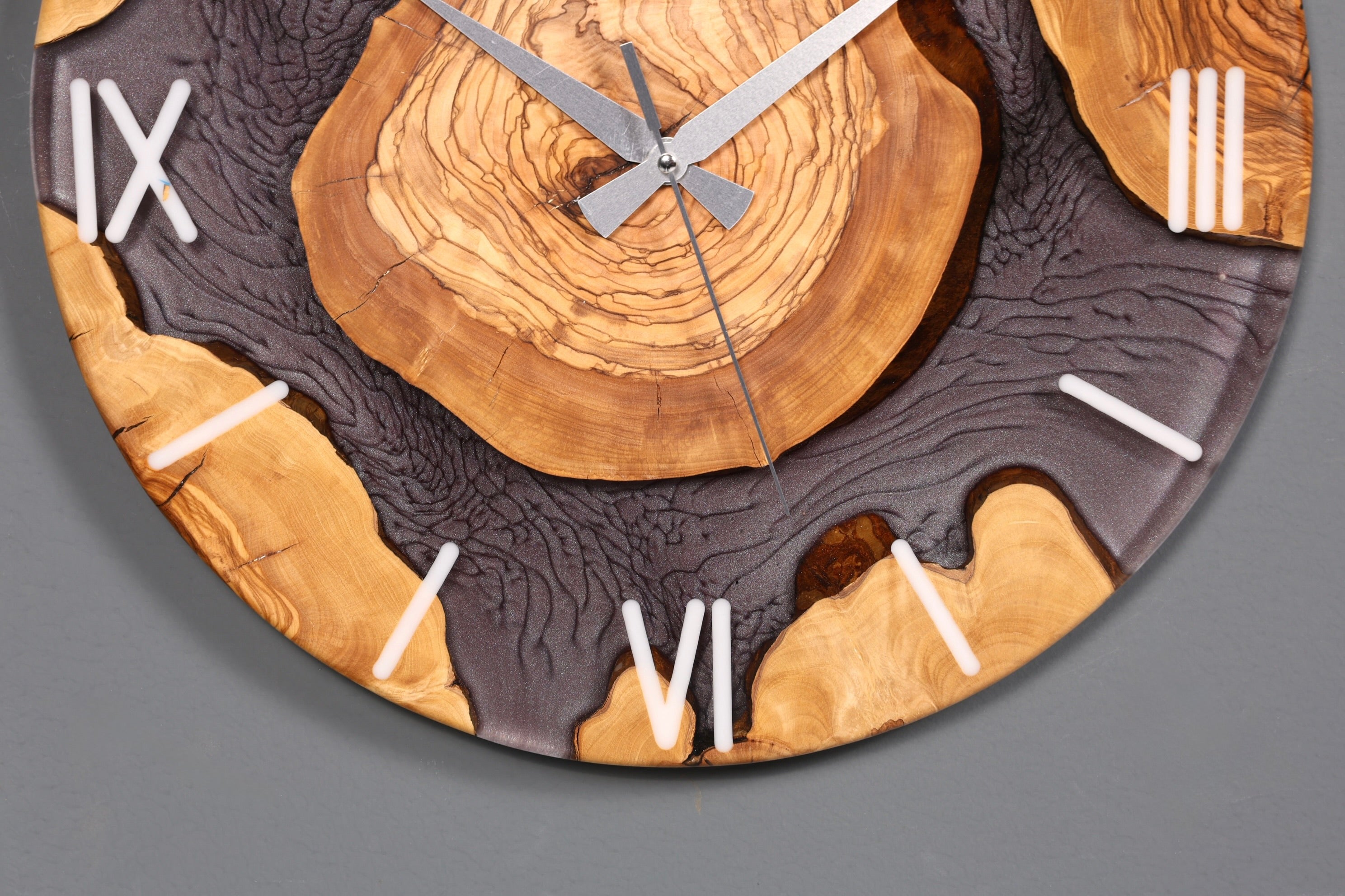 Stilvolle Handgefertigte Epoxidharz Wanduhr Olivenbaum Uhr grau Epoxy Analog Uhr