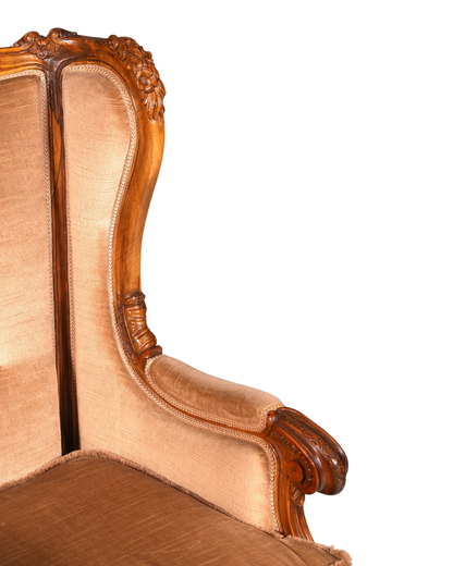 Hauptstadt Möblerei Chippendale Armlehnsessel mit beigem Samtbezug, kunstvollen Holzschnitzereien und geschwungener Form