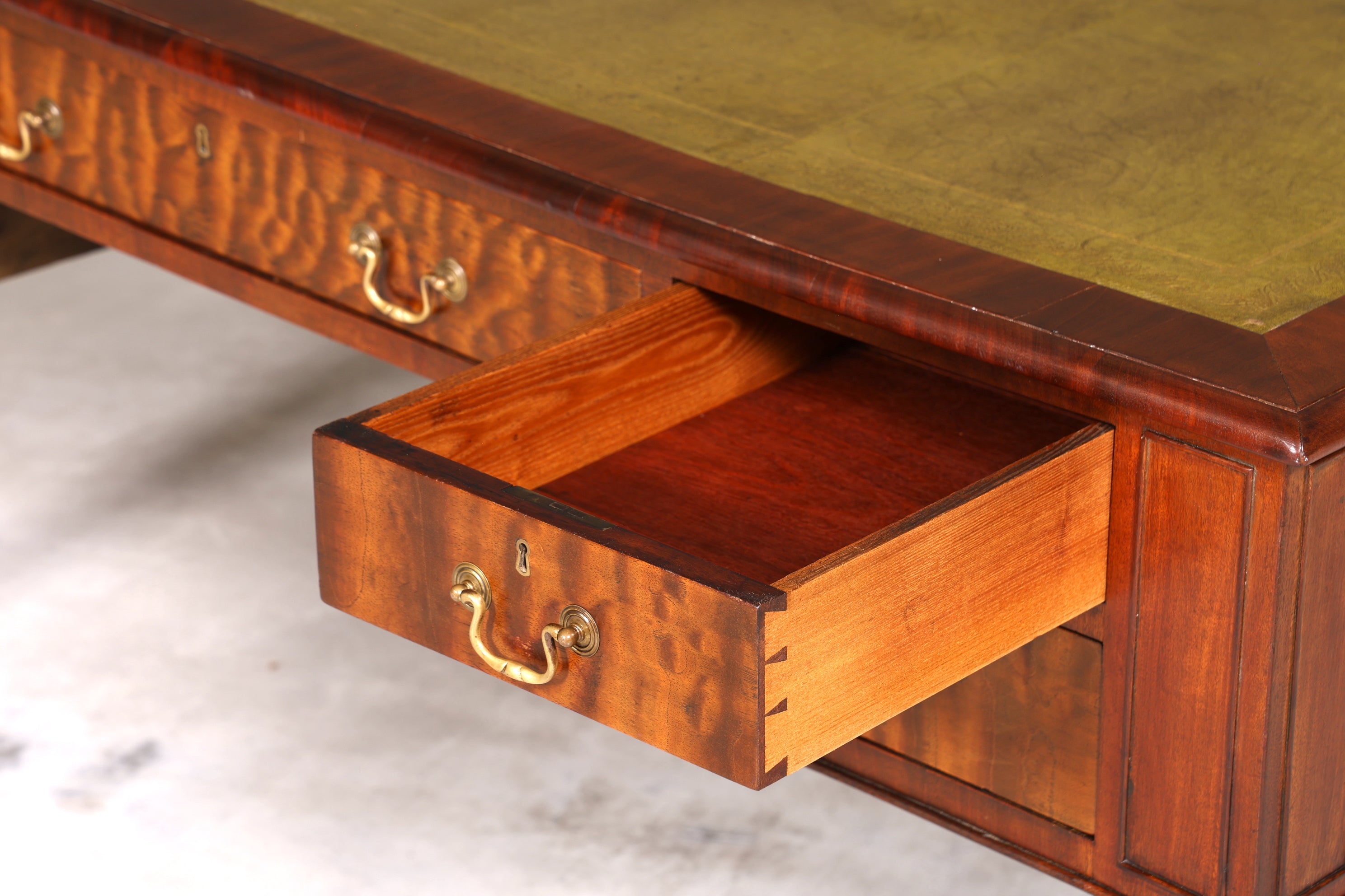 Wunderschöner Englischer XXL Schreibtisch Englisch Partner Desk Leder Auflage Antik Stil Bürotisch Office Desk