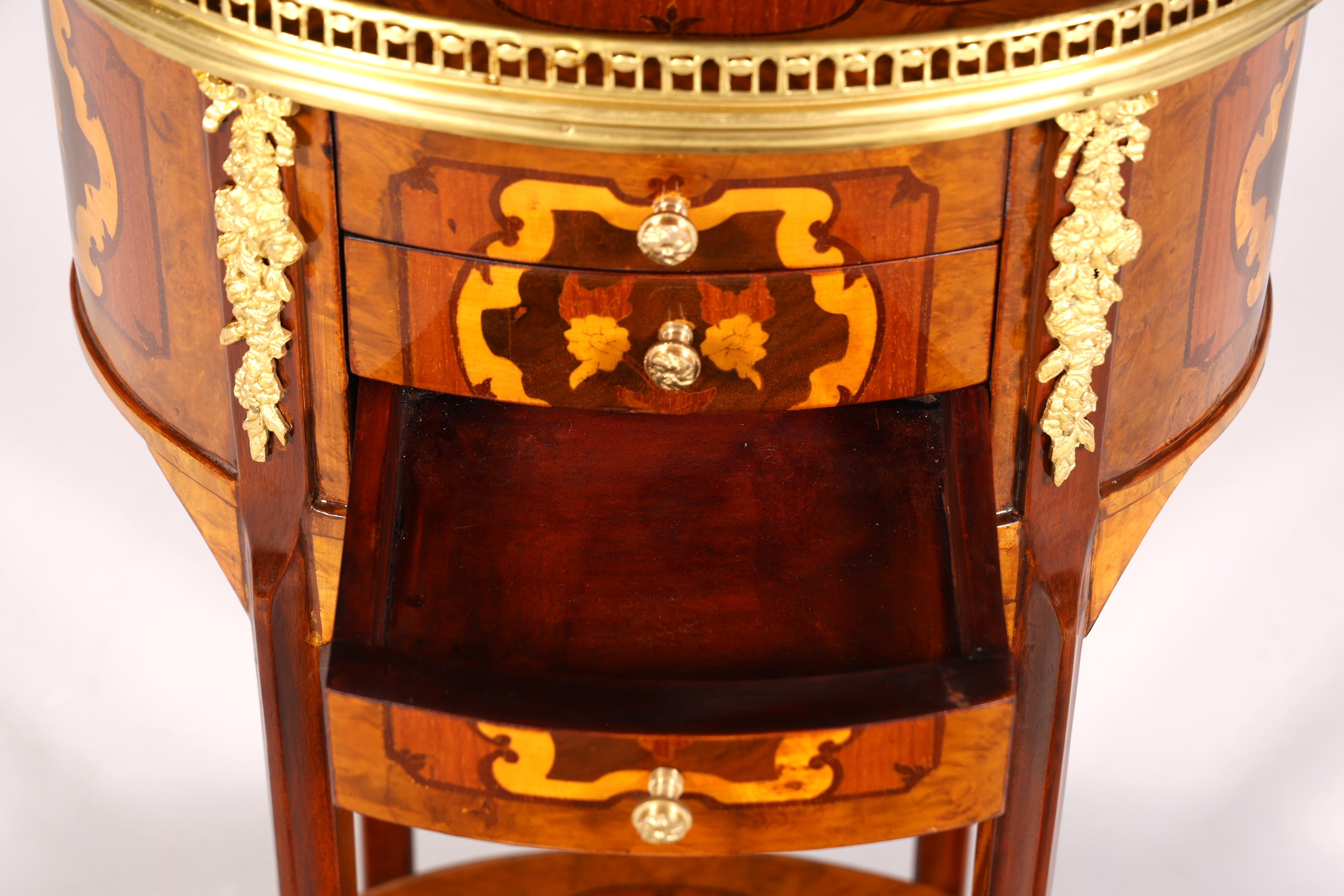 Traumhafter Barock Louis XV Stil Beistelltisch Ablagetisch massiv Kommode Antik Stil