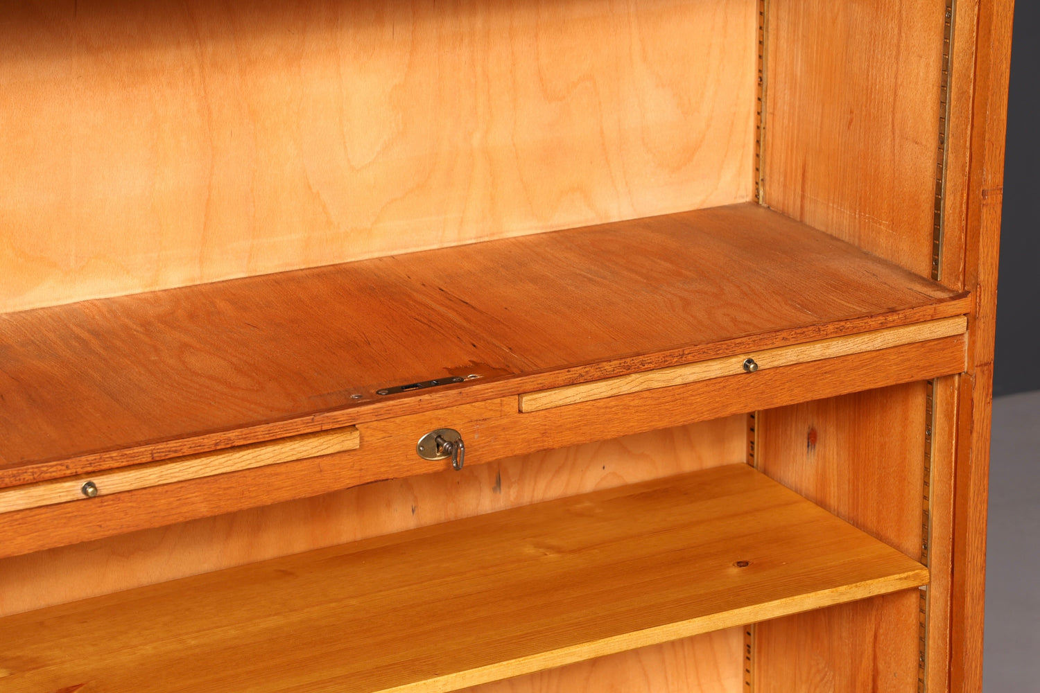 Schlichter Mid Century Rollladenschrank Bauhaus Apothekerschrank Art Deco Büro Aktenschrank