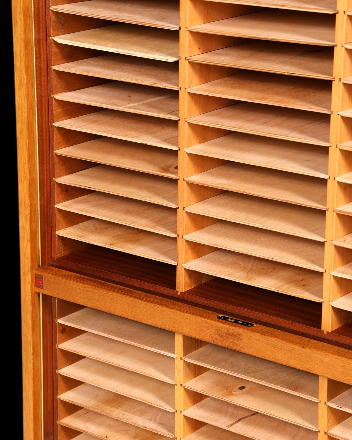 Schlichter Mid Century Rollladenschrank Bauhaus Vintage Apothekerschrank Art Deco Büro Aktenschrank